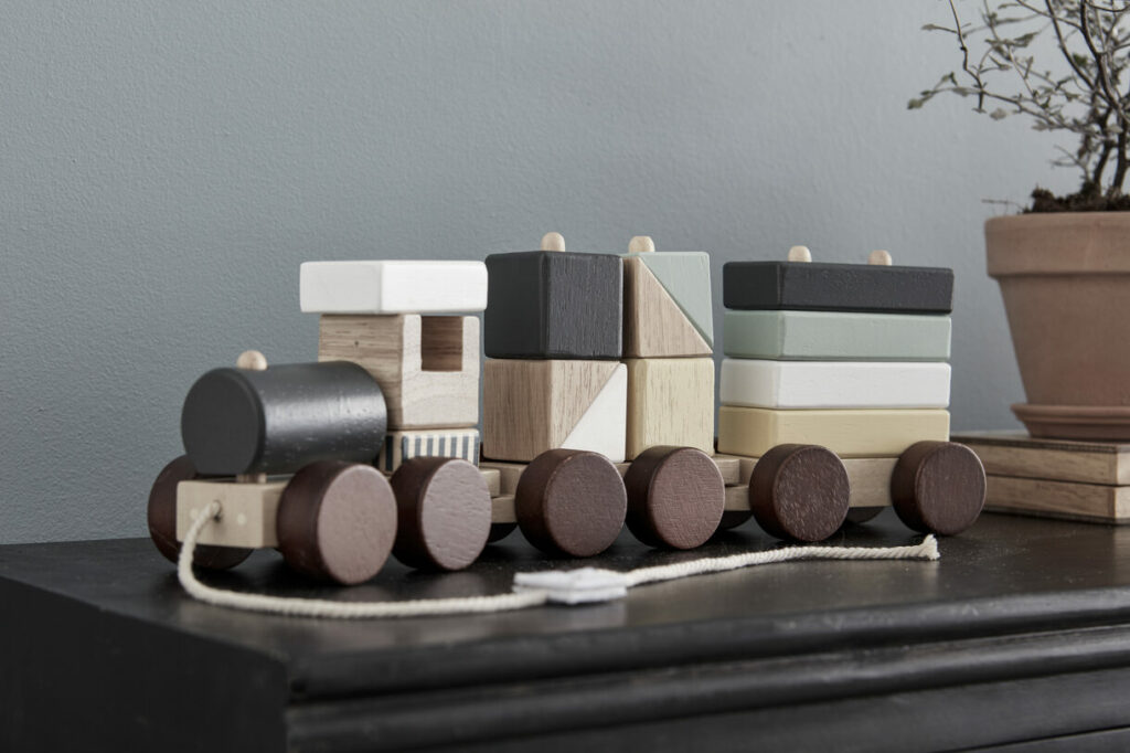 Holzzug mit Blöcken Kids Concept Atmosphäre Holzzug mit Blöcken Kids Concept Atmosphäre