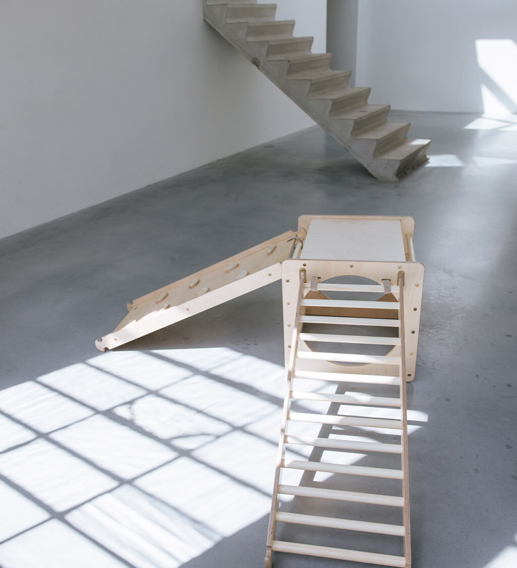 Klimkubus met ladder en glijbaan in hoek Klimkubus met ladder en glijbaan in hoek