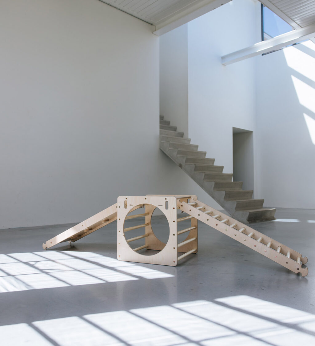 Kubus met glijbaan en klimladder Kubus met glijbaan en klimladder