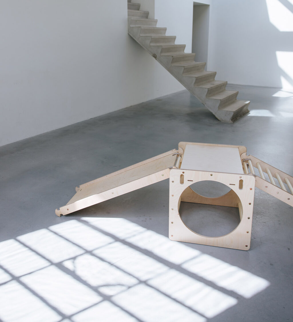 Kubus met glijbaan en ladder Kubus met glijbaan en ladder