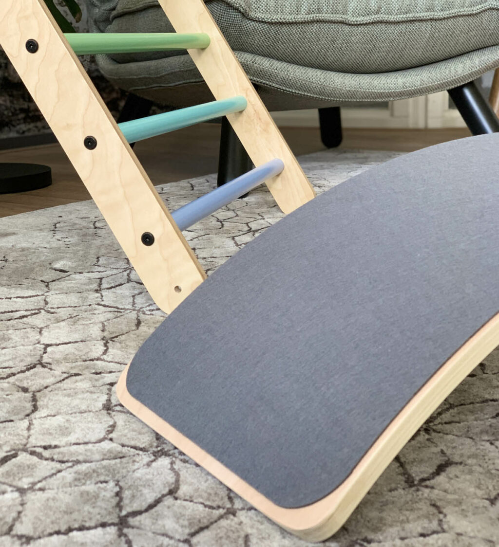 Hölzernes Gleichgewichtsbrett Jindl fühlte graues Detail