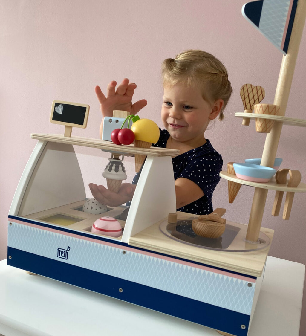 Spielzeug-Eisstand aus Holz