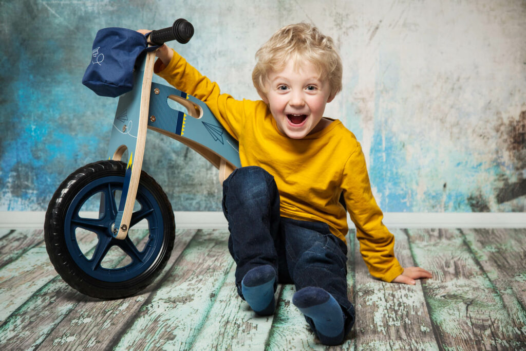 Hölzernes Laufrad blaue Atmosphäre