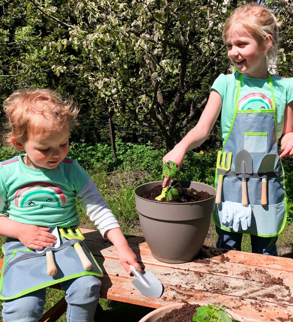 Gartengeräte für Kinder mit Schürze