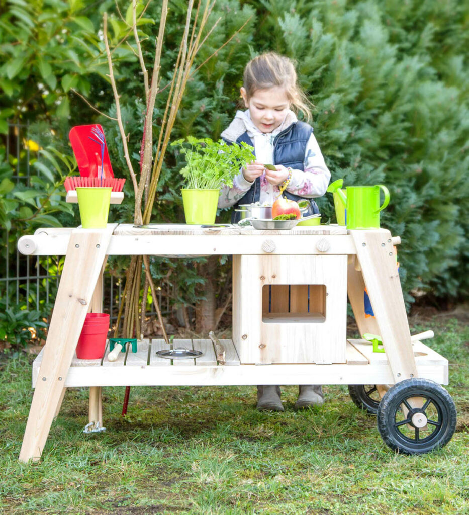 Matschküche für Kinder mit Rädern