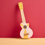 Speelgoedgitaar Kid's Concept geel wit vrijstaand