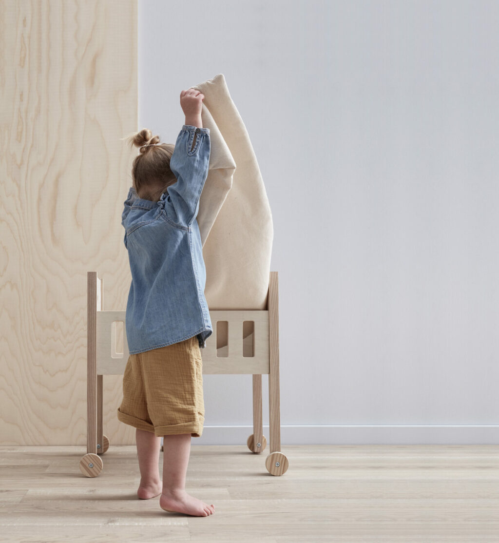 Hölzernes Puppenbett Kid's Concept Atmosphäre