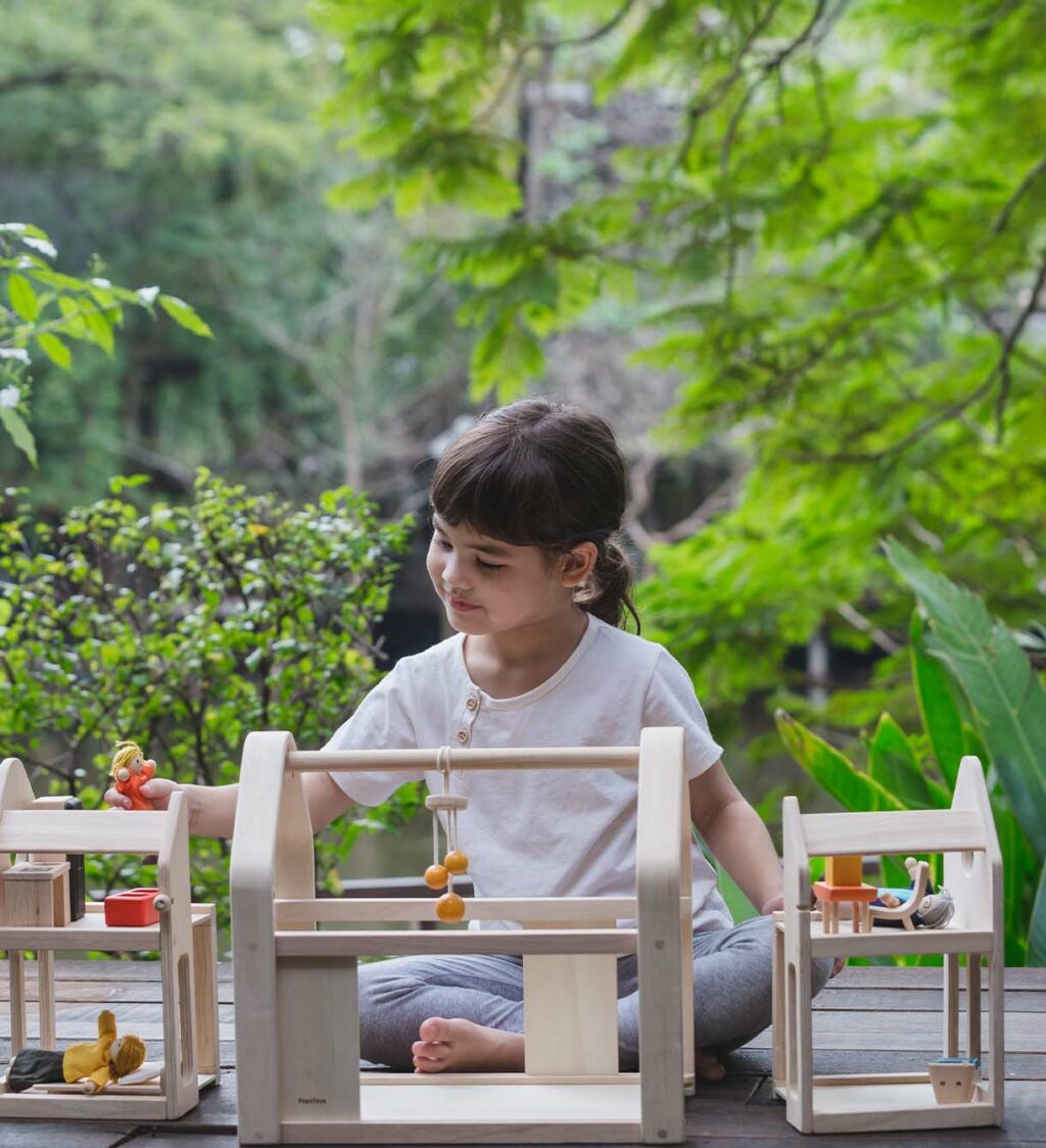 Puppenhaus aus Holz inklusive erweiterbarer Möbel von Plan Toys Puppenhaus aus Holz inklusive erweiterbarer Möbel von Plan Toys