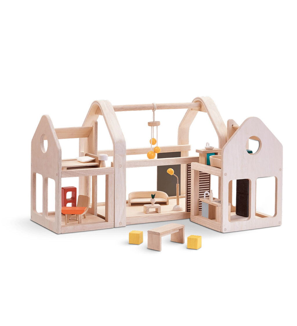 Puppenhaus aus Holz mit ausziehbaren Möbeln von Plan Toys Puppenhaus aus Holz mit ausziehbaren Möbeln von Plan Toys
