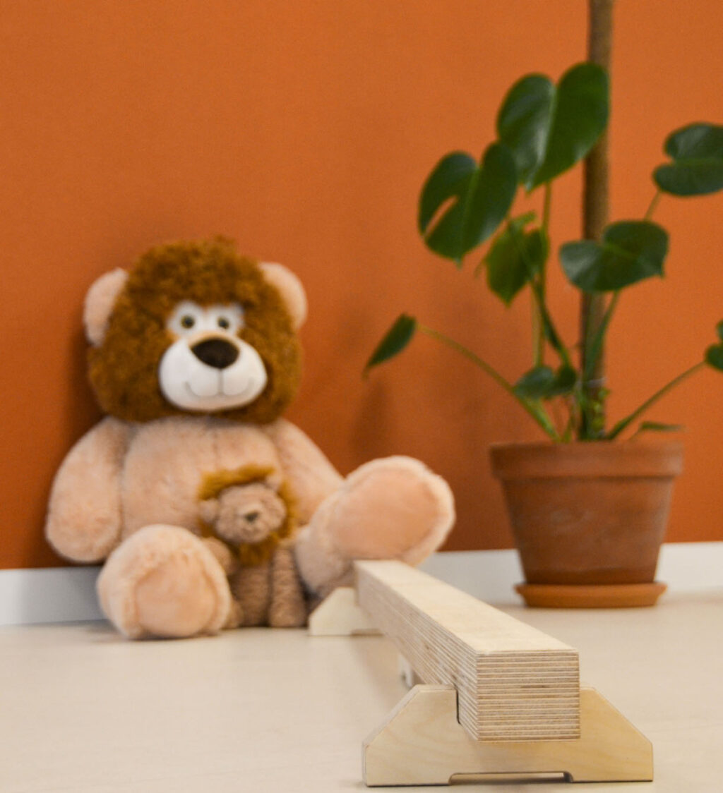 Schwebebalken-Kinderphysiotherapeutin