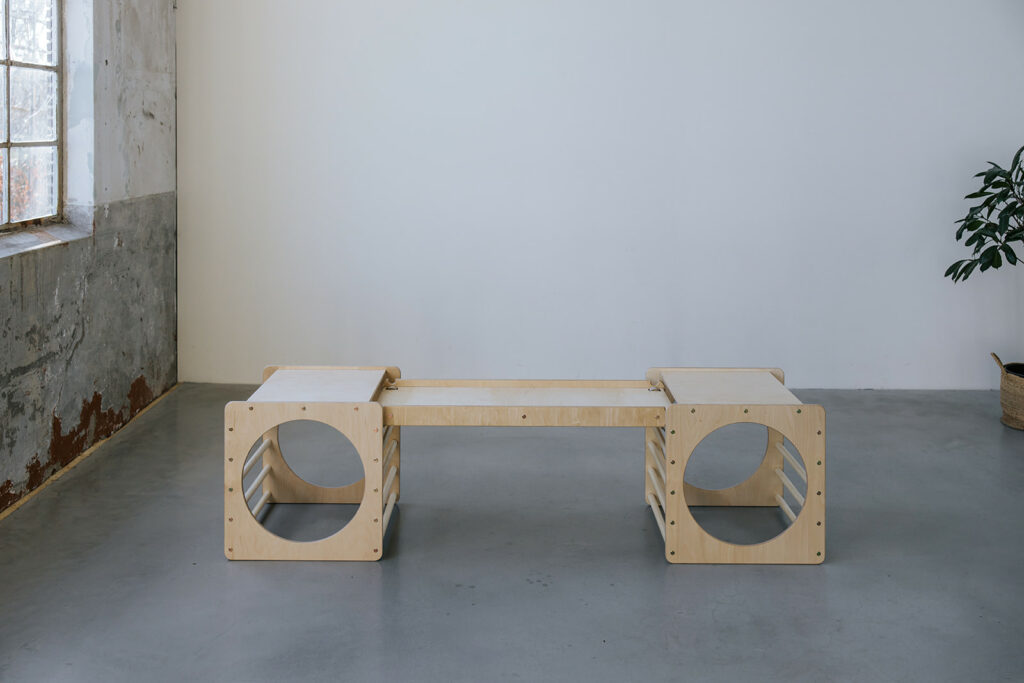 Klettergerüst aus Holz mit Laufsteg Klettergerüst aus Holz mit Laufsteg