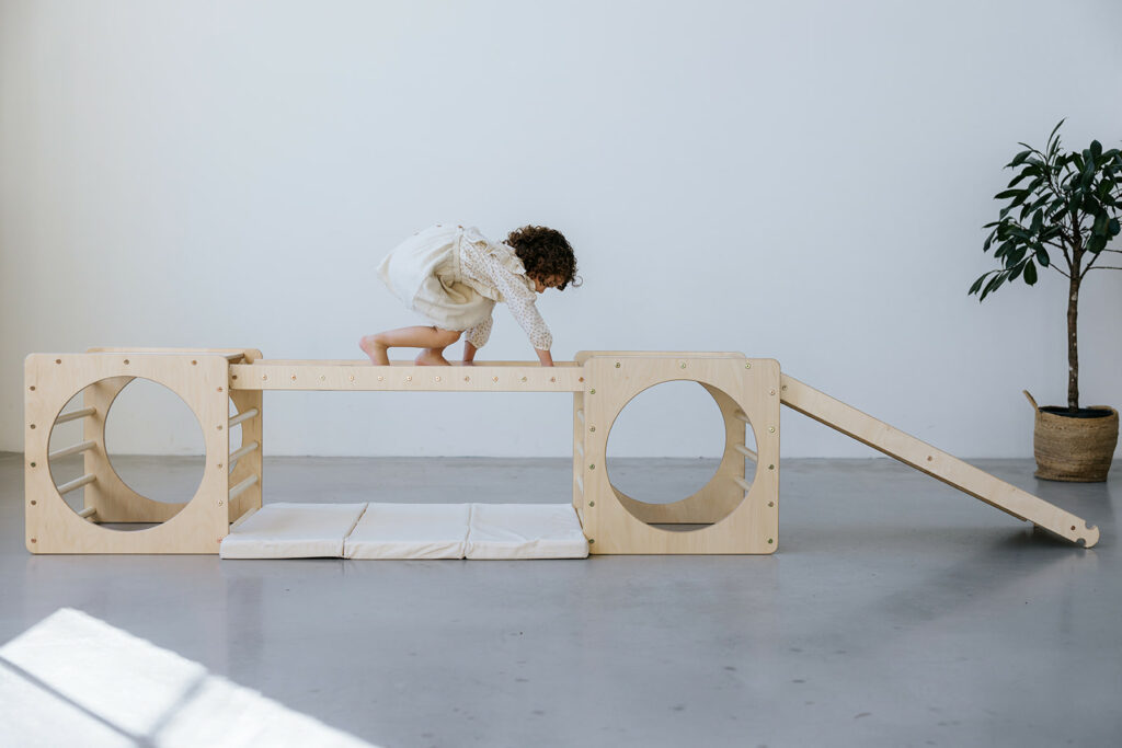 Klettergerüst aus Holz mit Rutsche Klettergerüst aus Holz mit Rutsche