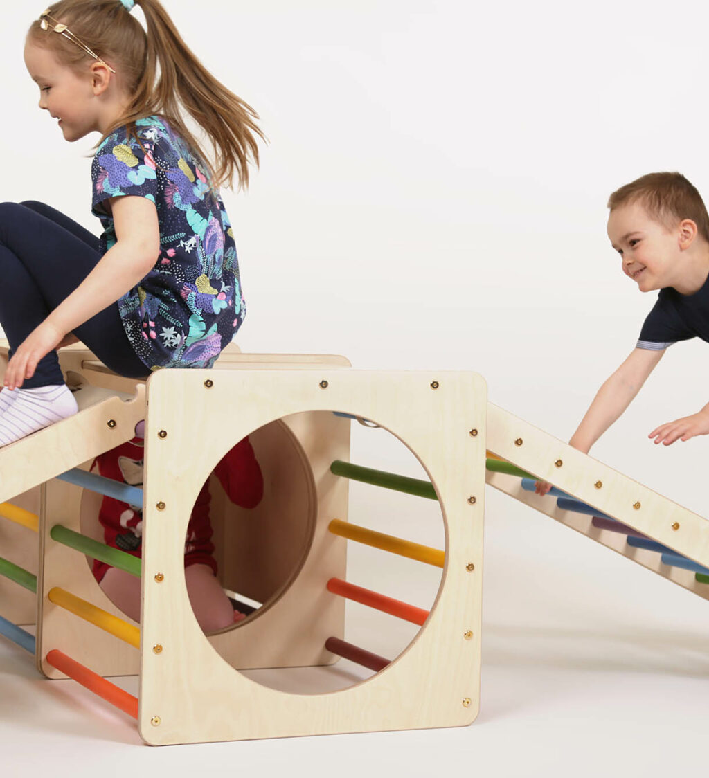 Kinder spielen mit einem Klettergerüst Kinder spielen mit einem Klettergerüst