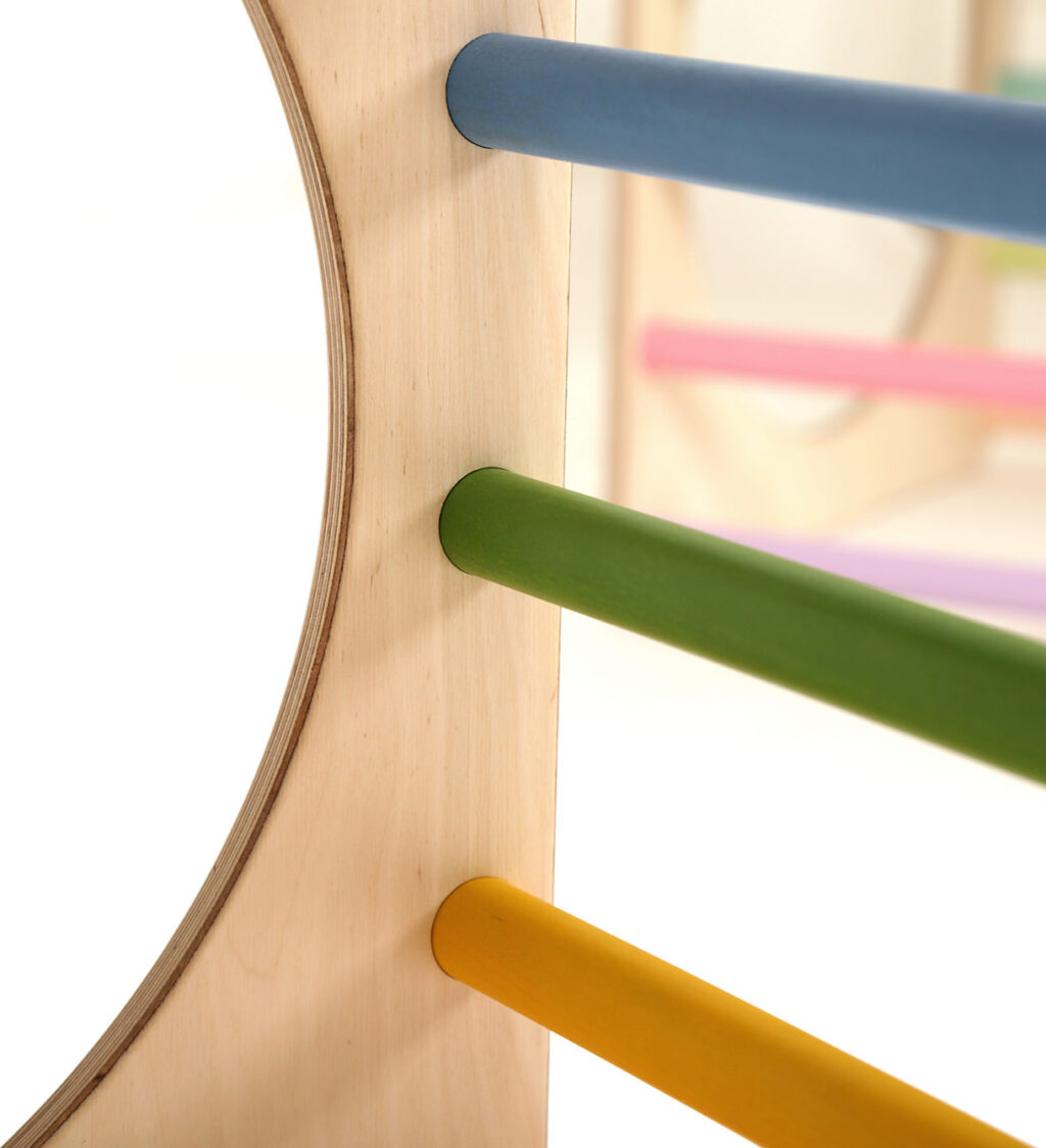 Buntes Klettergerüst aus Holz Buntes Klettergerüst aus Holz