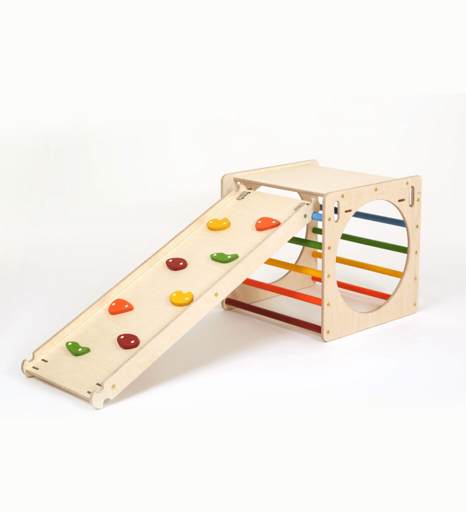 Kletterwürfel Regenbogenfarben mit Kletterhang