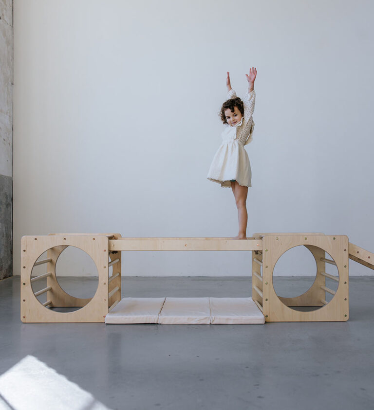 Kletterparcours für Kinder mit Holz-Klettergeräten