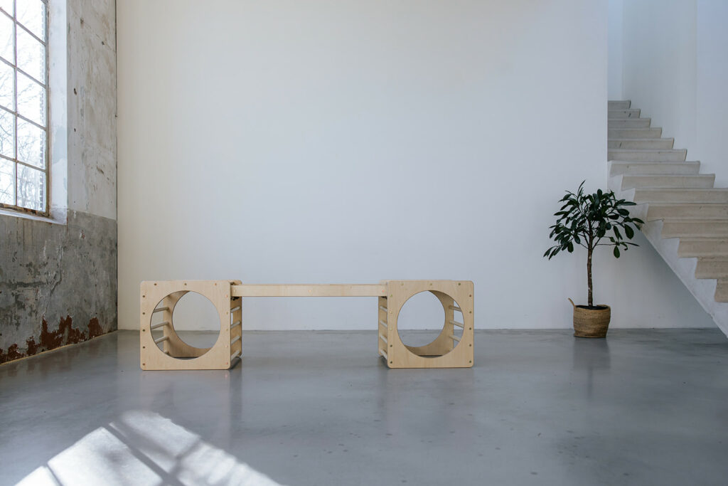 Klettergerüst aus Holz mit Laufsteg Klettergerüst aus Holz mit Laufsteg