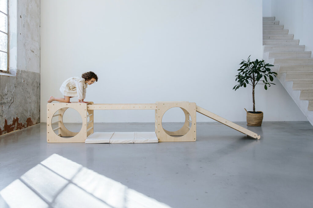 Klettergerät aus Holz für den Innenbereich Klettergerät aus Holz für den Innenbereich