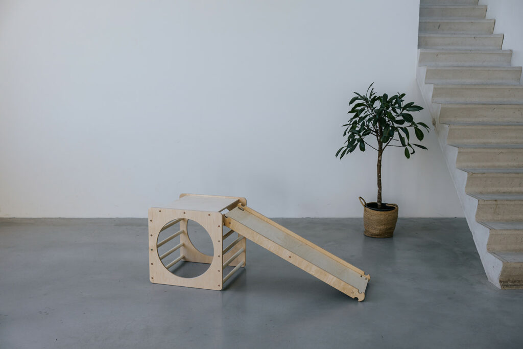 Quadratischer Spielturm aus Holz Quadratischer Spielturm aus Holz