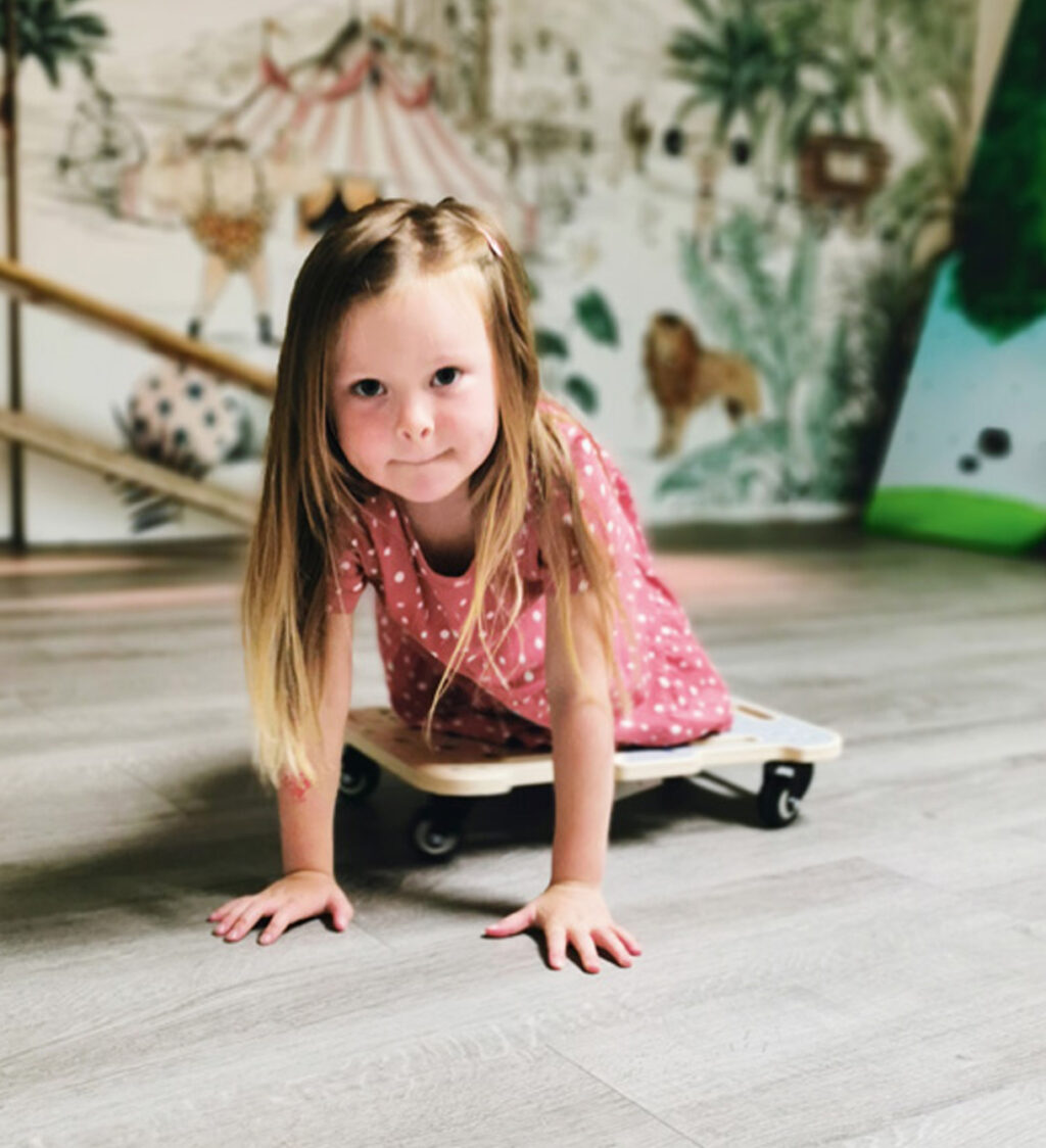 Spielen mit einem Rollbrett Spielen mit einem Rollbrett