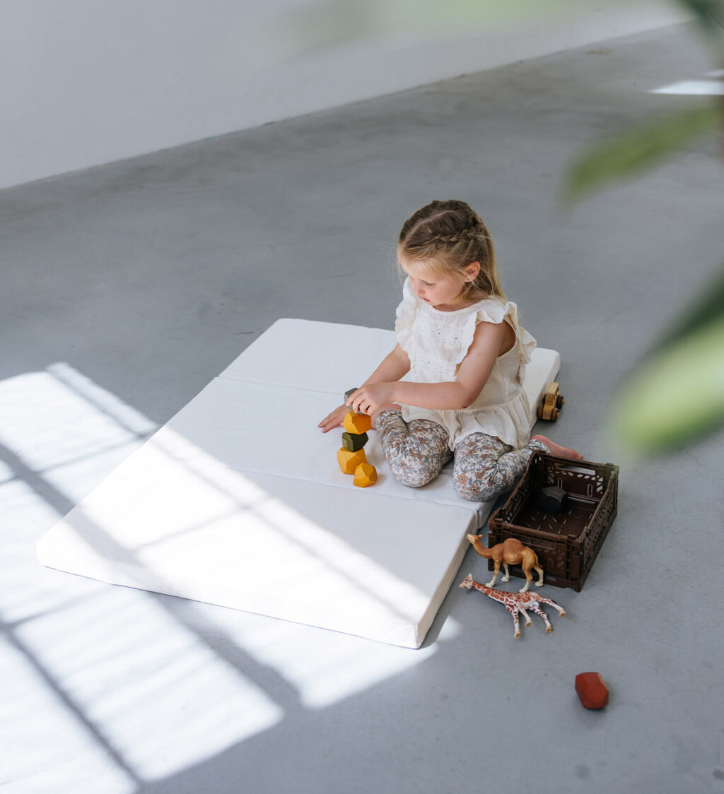 Balancewürfel Jindl auf Spielmatratze Balancewürfel Jindl auf Spielmatratze