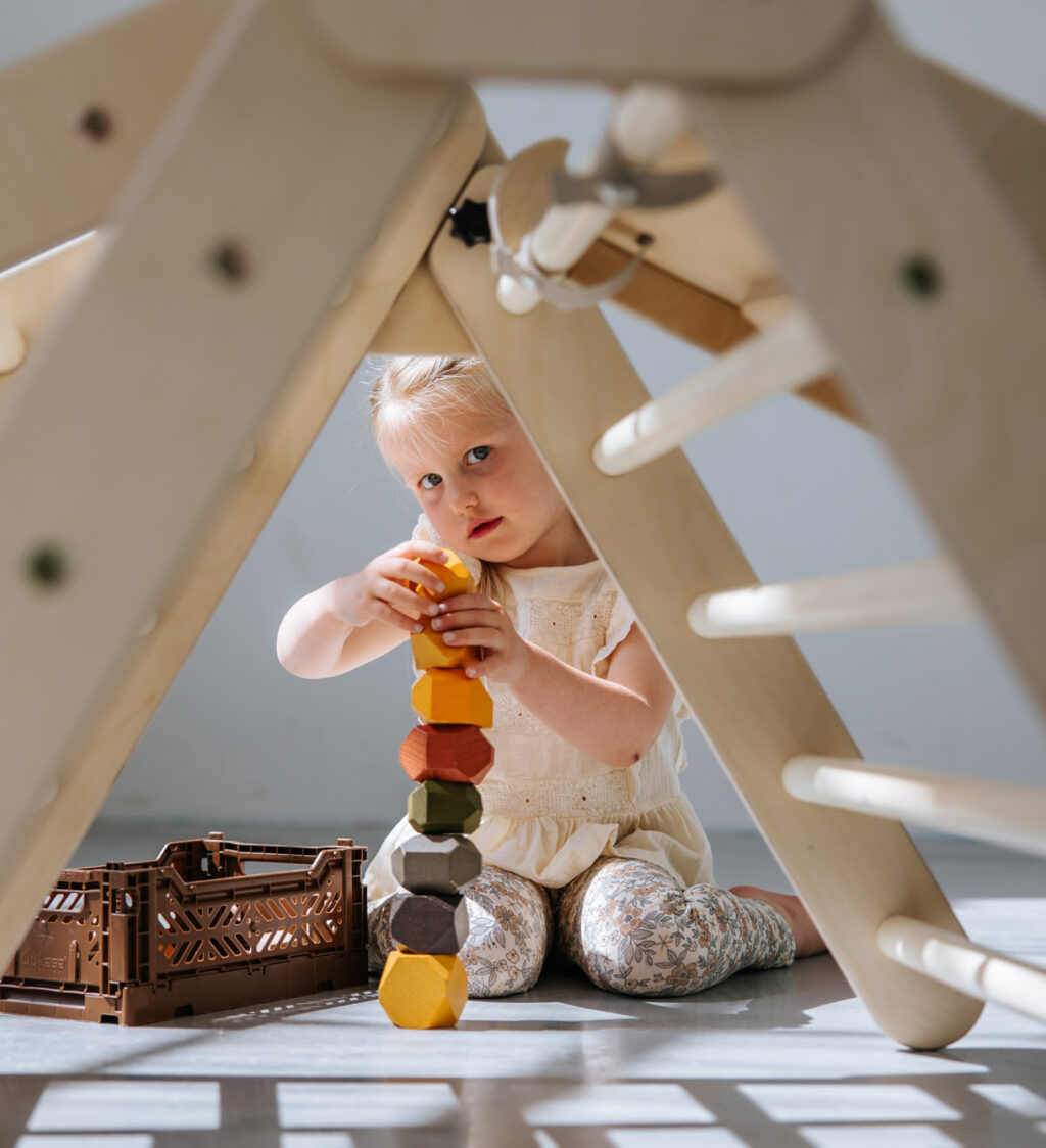 Bausteine hinter einem Klettergerüst von Jindl Bausteine hinter einem Klettergerüst von Jindl