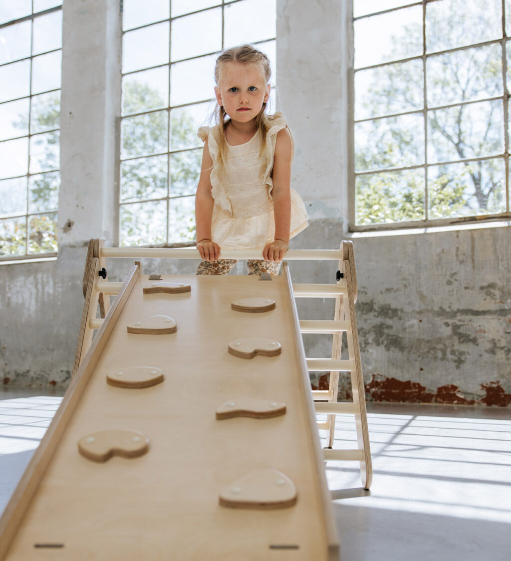 Dreiecks-Klettergerüst Jindl mit Kletterhang Dreiecks-Klettergerüst Jindl mit Kletterhang