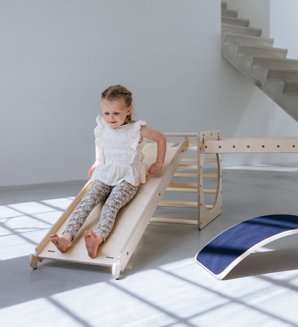 Holzrutsche mit Klettergerüst im Inneren Holzrutsche mit Klettergerüst im Inneren