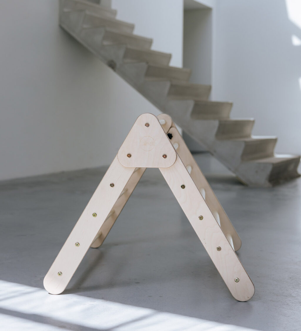 Jindl Spielturm Dreieck Holz innen Jindl Spielturm Dreieck Holz innen