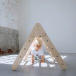 Peekaboo unter einem Klettergerüst