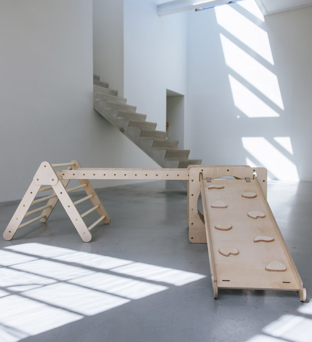 Kletterdreieck Jindl mit Katehaa-Würfel in der Ecke Kletterdreieck Jindl mit Katehaa-Würfel in der Ecke