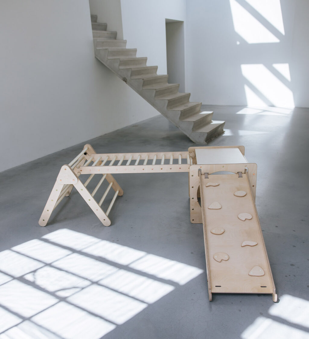 Kletterdreieck Jindl mit Würfel und Kletterleiter und Rutsche Kletterdreieck Jindl mit Würfel und Kletterleiter und Rutsche