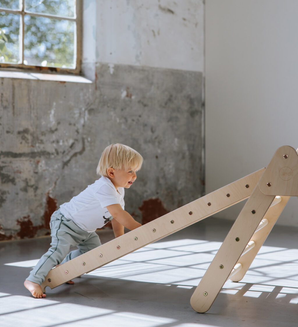 Kleinkind klettert auf Klettergerüst Jindl Kleinkind klettert auf Klettergerüst Jindl