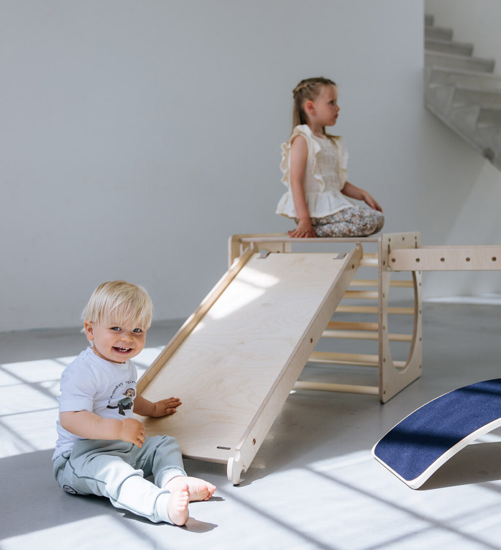 Spielen mit einem hölzernen Klettergerüst Spielen mit einem hölzernen Klettergerüst