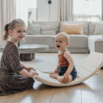 Spelen op een balanbce board met matras