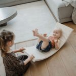 Spelen op een balance board met matras
