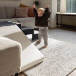 Spelen met zwart wit foam blok