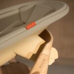 Detail KAOS babyzitje zand