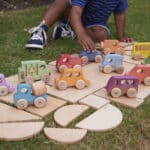 Houten voertuigen TickiT in tuin