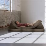 Languit liggen op de bank