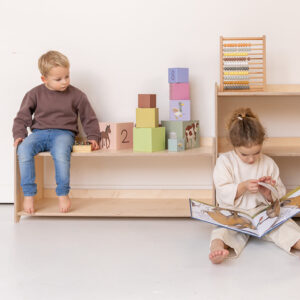 Sitzen am niedrigen Montessori-Spielzeugregal von Jindl