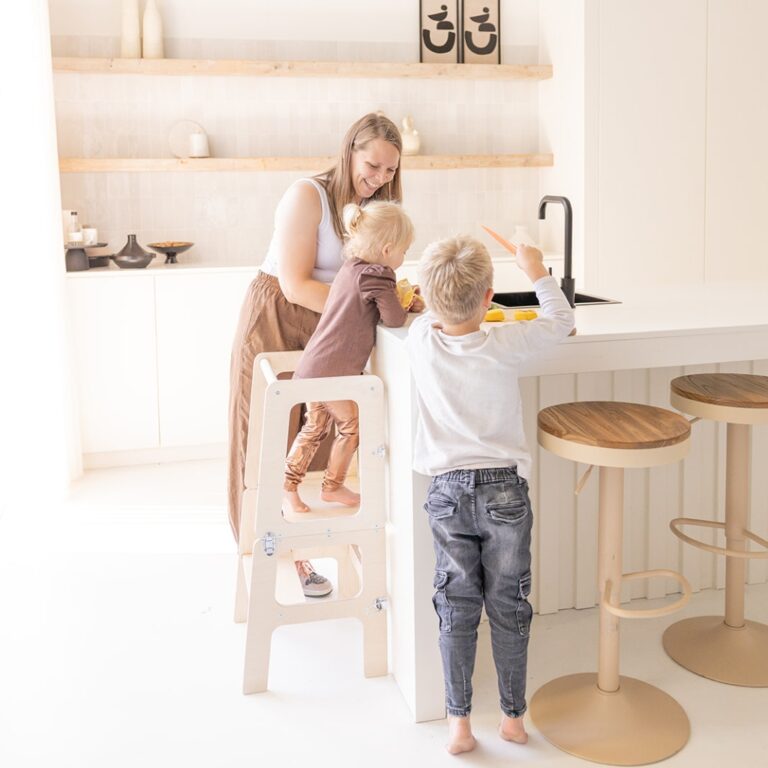 Gemeinsam kochen mit dem Jindl 2-in-1-Lernturm