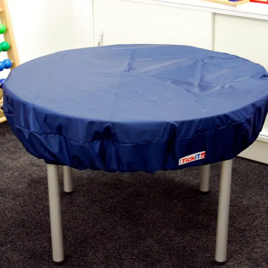 Buitenhoes voor zand en watertafel TickiT binnen