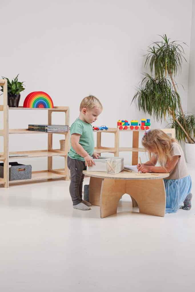 Montessori-Tisch rund und Spielzeugschränke