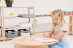 Ronde kindertafel met montessori speelgoedkasten
