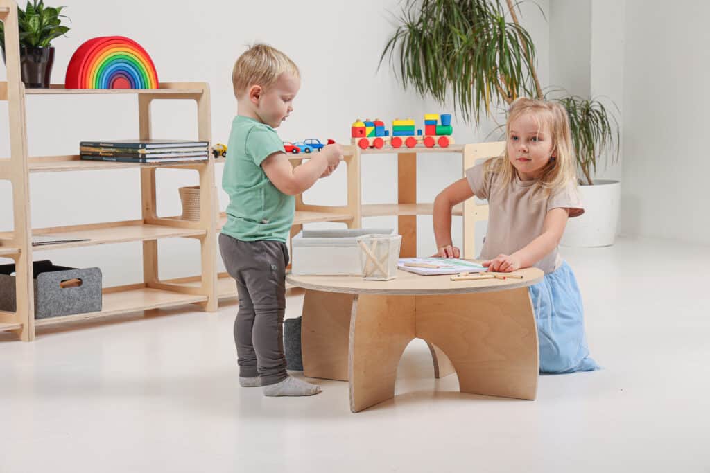Speelgoedkasten en montessori tafel rond Speelgoedkasten en montessori tafel rond