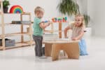Speelgoedkasten en montessori tafel rond