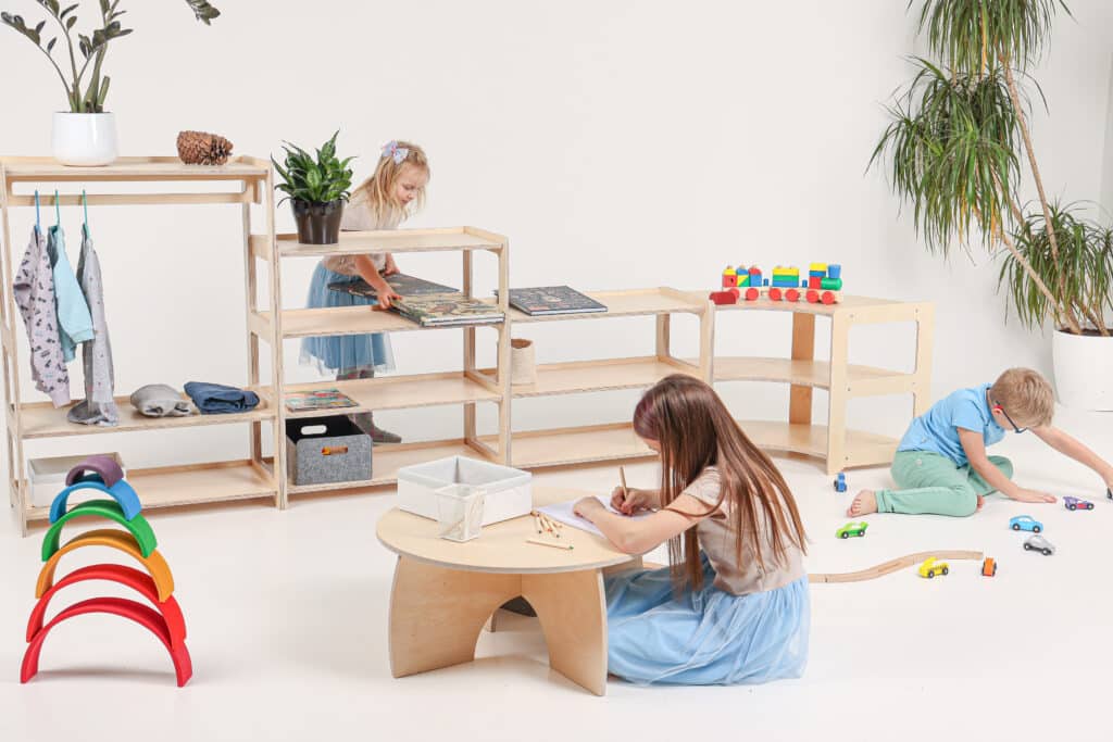 Spielen am Montessori-Tisch mit Spielzeugschränken