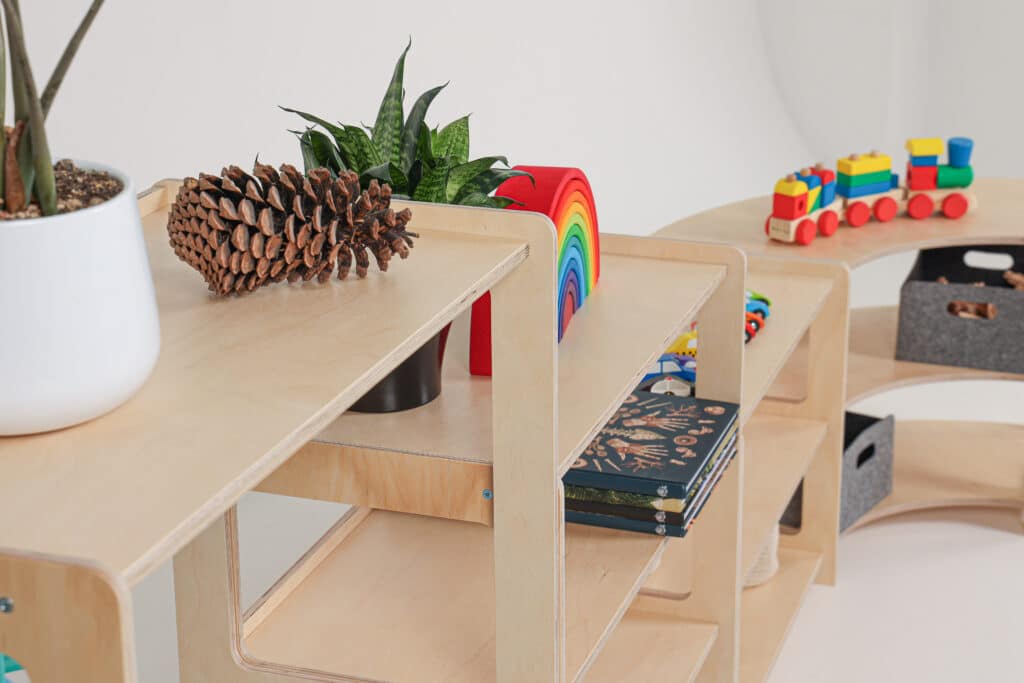 Wand met kasten speelgoed