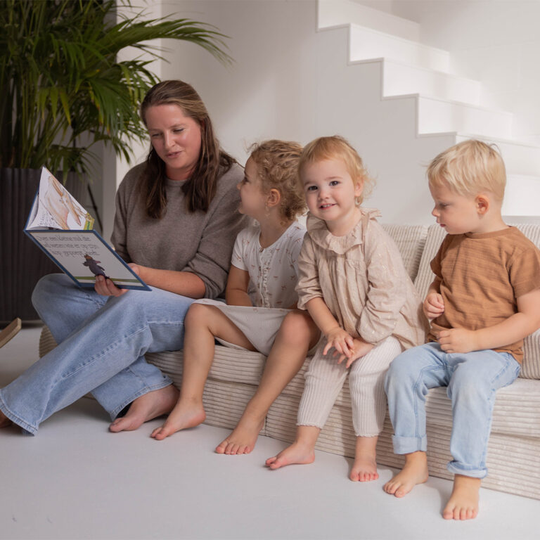 Jindl Spielsofa Cord beige gemeinsam ein Buch lesen
